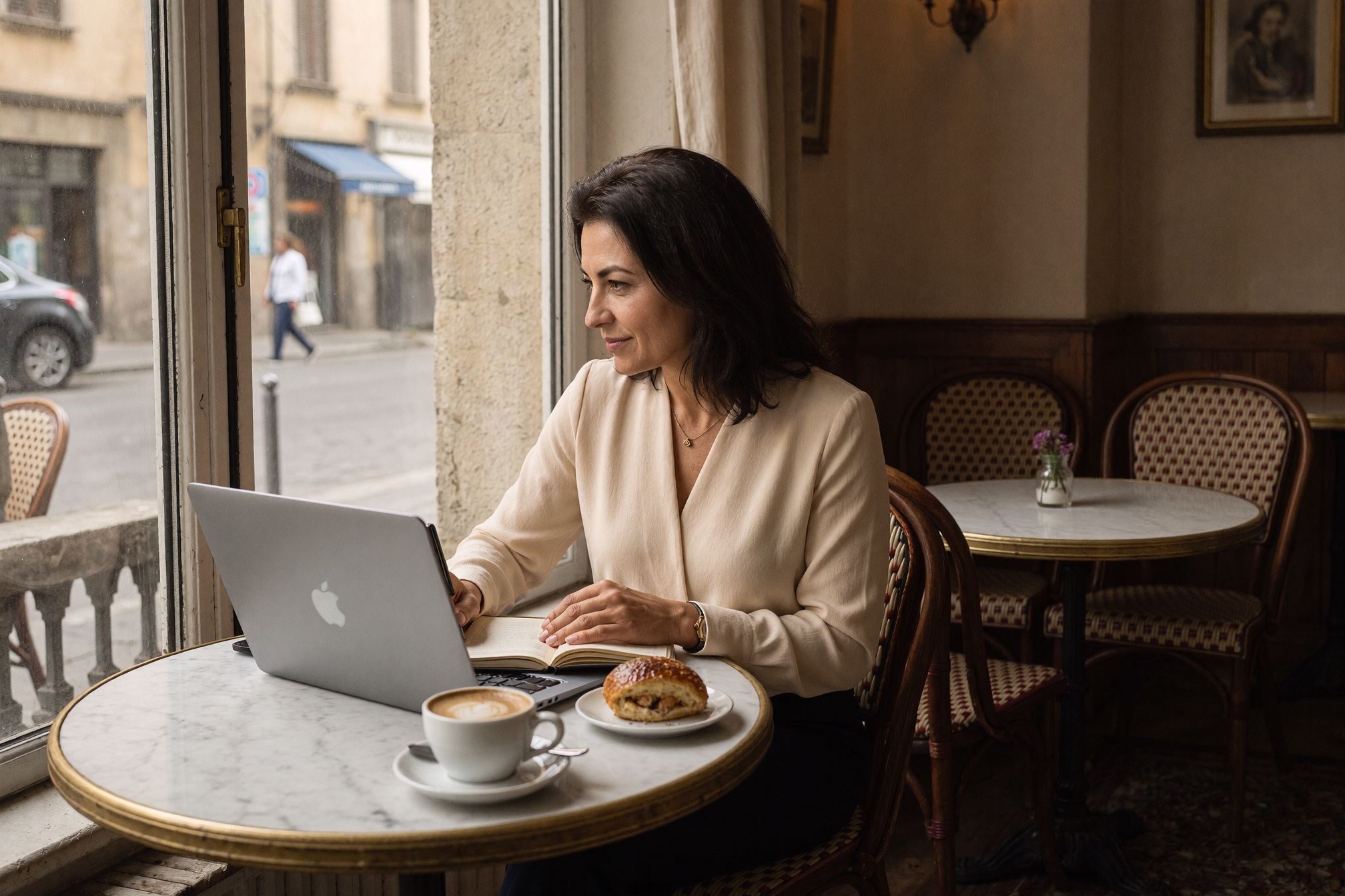 Aneta s cappuccinem u okna kavárny